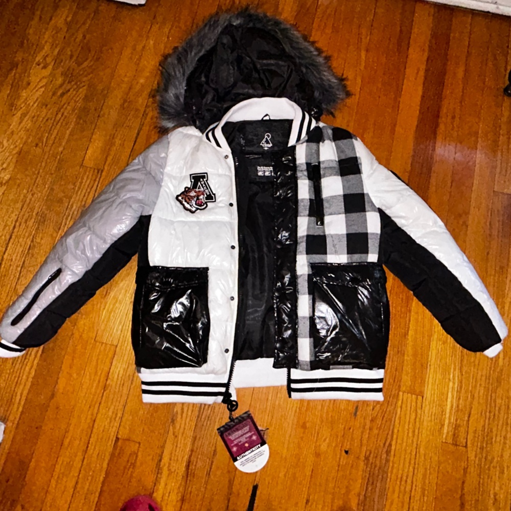 Awakndland Black and White Puffer Jacket with Fur Trim